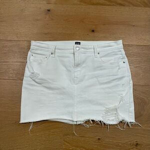 GAP Women’s white distressed, mini skirt size 30 R